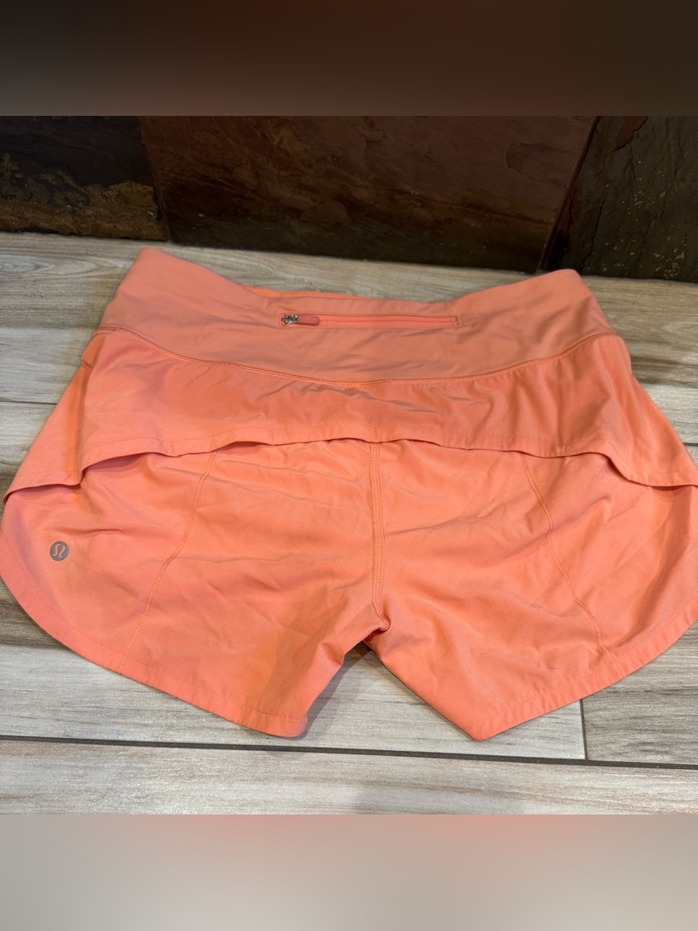 Lululemon Women's Speed up shorts, Size 6